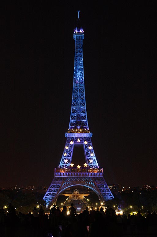パリの青く輝くエッフェル塔: パリで気ままな生活三昧